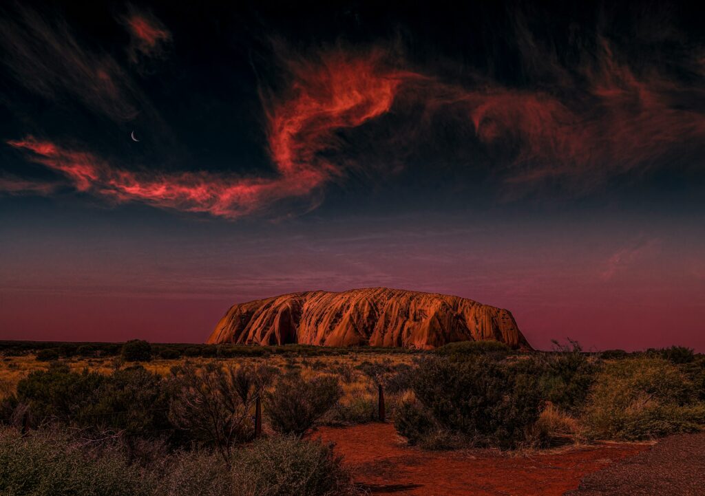 Assister à un coucher de soleil à Uluru.